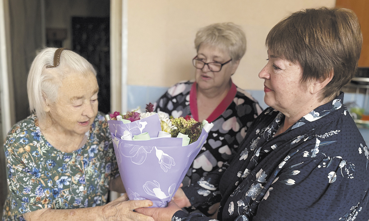 Члены проф-союза часто посещают уважаемых ветеранов на дому, чтобы поздравить с различными праздниками, вручить награды / Фото Евгения Тюргашкина