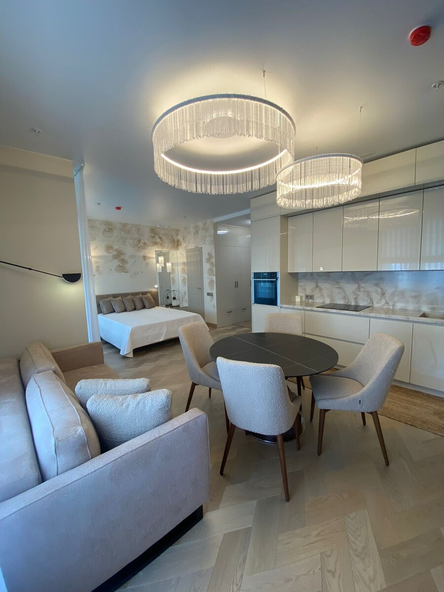 Когда я вижу красивый интерьер, первое, что бросается в глаза, — это именно свет. Но важно не только выбрать стильные люстры и светильники, но и учитывать их размер. 