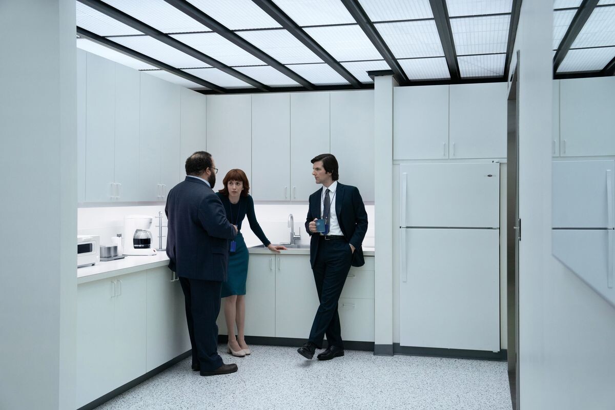 Кадр из сериала 'Разделение' от режиссёра Бена Стиллера. Данный сериал в первую очередь впечатляет своей идеей о разделении личной жизни от рабочих будней.