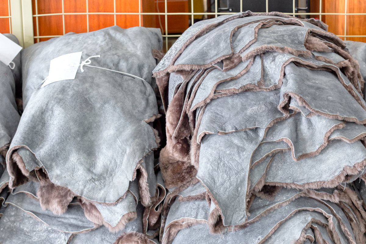 Овчина в производственном цеху фабрики «Егорьевск-обувь». 