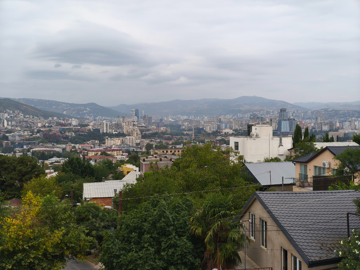 Вид из окна утром на город