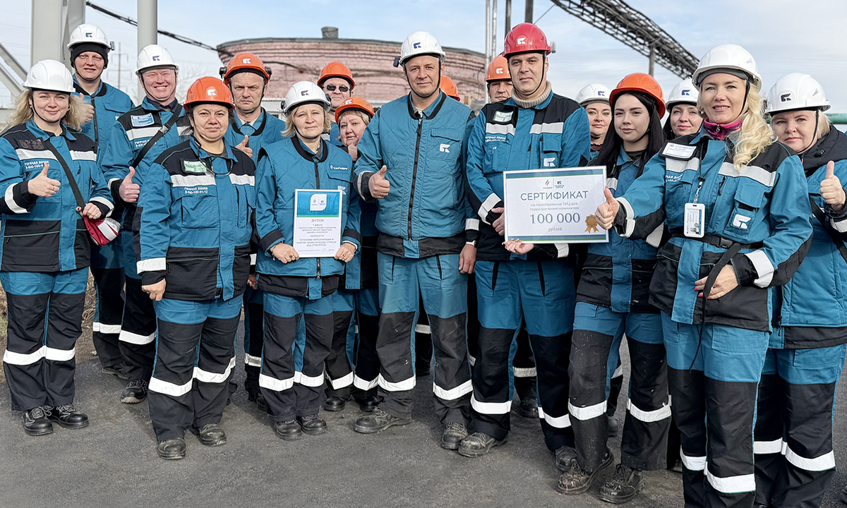 Победители конкурса – коллектив установки НиОПСВ – принимают поздравления и приз из рук членов конкурсной комиссии / Фото Евгения Тюргашкина 