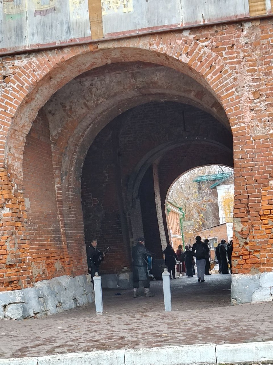 Ширина 13 метров, а длина 23 метра.