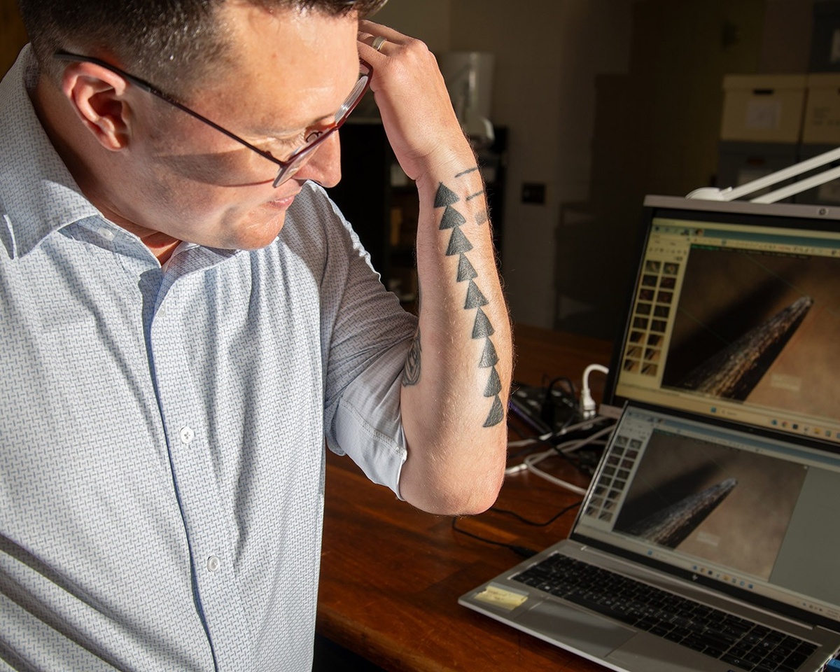 Девять треугольников, которые Аарон Детер-Вольф нанес на свою руку разными примитивными тату-инструментами  📷
