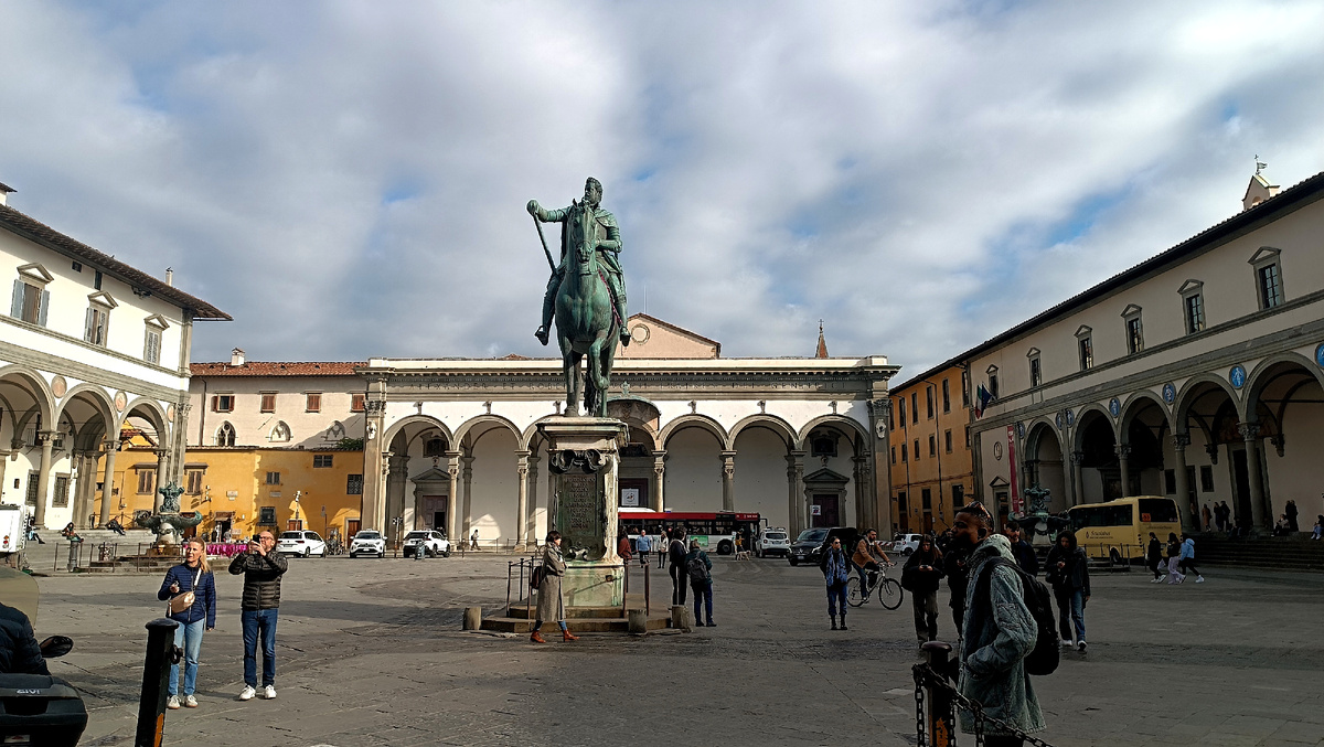 Вход на площадь Святейшей Аннунциаты со стороны улицы деи Серви (Via dei Servi). Фото автора