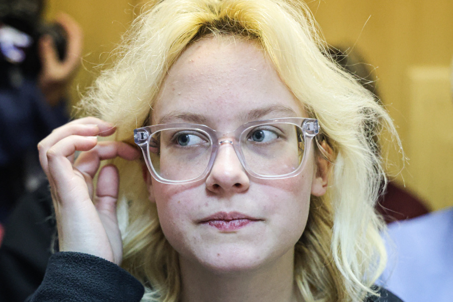 Уличная певица Диана Логинова (Наоко) во время заседания в Ленинском районном суде
Фото: Валентин Егоршин / ТАСС