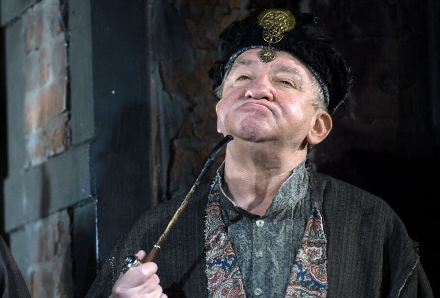    Актер Анатолий Меньщиков в сцене из спектакля «Очарованный странник» в театре имени Евгения Вахтангова (Симоновская сцена) / Источник: © Владимир Федоренко/РИА Новости