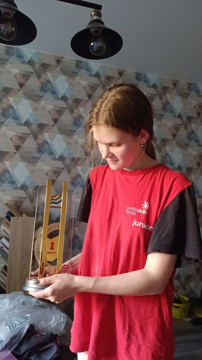 Дочь с Кубком за 1 место в командном зачёте в соревнованиях "Лучший по профессии". Соревнования проходили в Екатеринбурге. Дочь туда уже 3 раз ездила и не возвращалась без побед). 