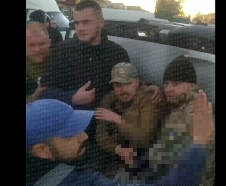    Сотрудники ТЦК "зажаты" народом в Одессе. Скриншот: украинский телеграм-канал