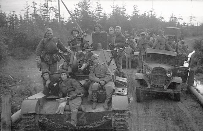 Танки Т-26 выпуска 1938 года с конической башней, поручневой антенной и фарами боевого света из состава танковых частей 56-го стрелкового корпуса в августе 1945 года на Сахалине