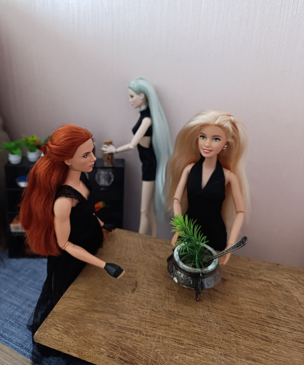 Сакса стала вспоминать как варить это зелье,а Наташа и Адалинда стали ей помогать