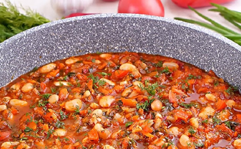 Фасоль с томатной заправкой и ореховой пастой: простой рецепт вкусного горячего блюда