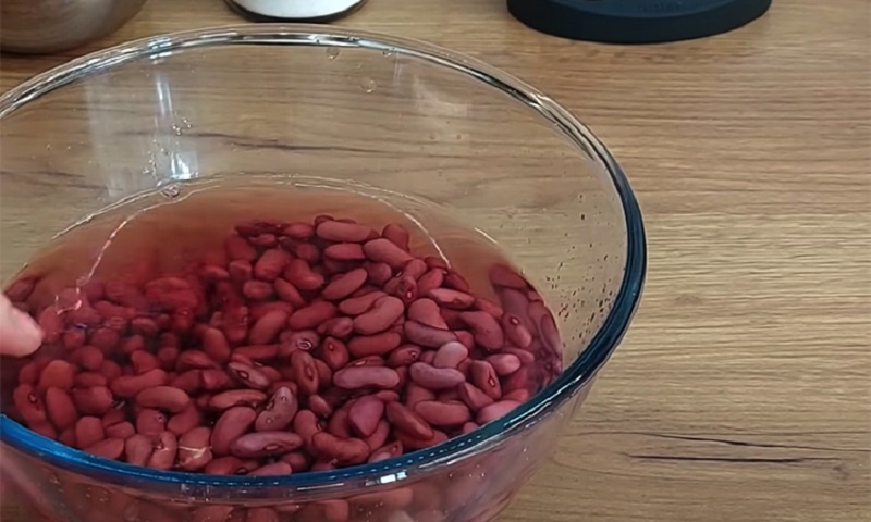 Фасоль с томатной заправкой и ореховой пастой: простой рецепт вкусного горячего блюда