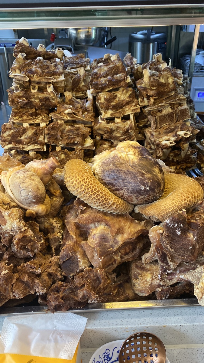 Отварными могут быть ребра с мясом, желудок, сердце, бычьи яица. 