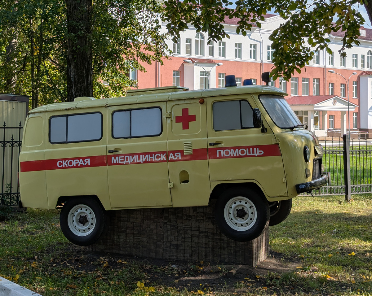 Долгие десятилетия медицинские «буханки» УАЗ служили и продолжают служить в «скорой помощи». Недавно в центре Твери удалось запечатлить такой УАЗ в работе.