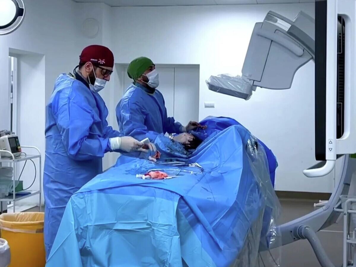    Медики Республиканского центра высоких медицинских технологий в Кабардино-Балкарии проводят операцию мужчине с тромбозом правой поверхностной бедренной артерии© Минздрав КБР/Telegram
