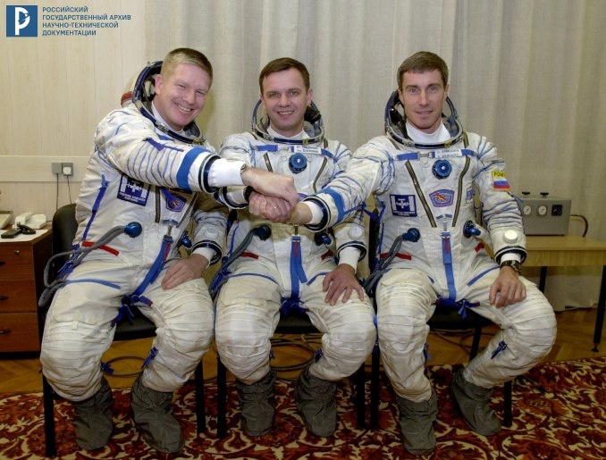 Экипаж МКС-1: Ю.П. Гидзенко, С.К. Крикалев и У. Шеперд перед тренировкой в ЦПК им. Ю.А. Гагарина. 2000 г. РГАНТД. Ф. 472