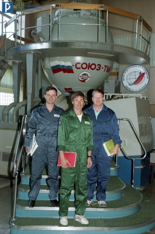 Ю.П. Гидзенко, С.К. Крикалев и У. Шеперд перед тренировкой в ЦПК им. Ю.А. Гагарина. 2000 г. РГАНТД. Ф. 472