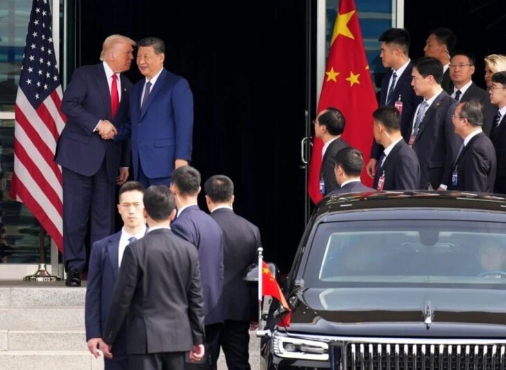     Дональд Трамп и Си Цзиньпин во время встречи в Пусане, 29 октября 2025 года. Источник: AP