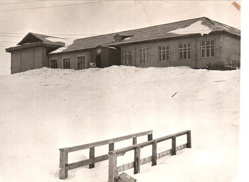 Тазовская средняя школа. К сожалению она сгорела. 