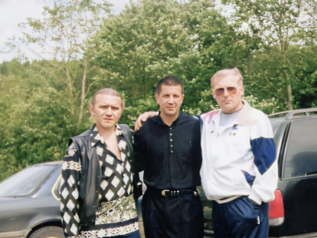 На фото — «воры в законе» Андрей Исаев (Роспись, убит в 1997 году), Рустам Назаров (Крест, убит в 1997 году) и Темури Габуния (Тимур Ванский, умер в 2010 году).