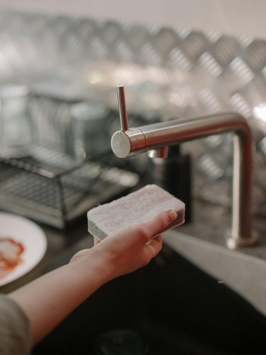 Кухонная губка. Фотограф: cottonbro studio: https://www.pexels.com/ru-ru/photo/4108683/