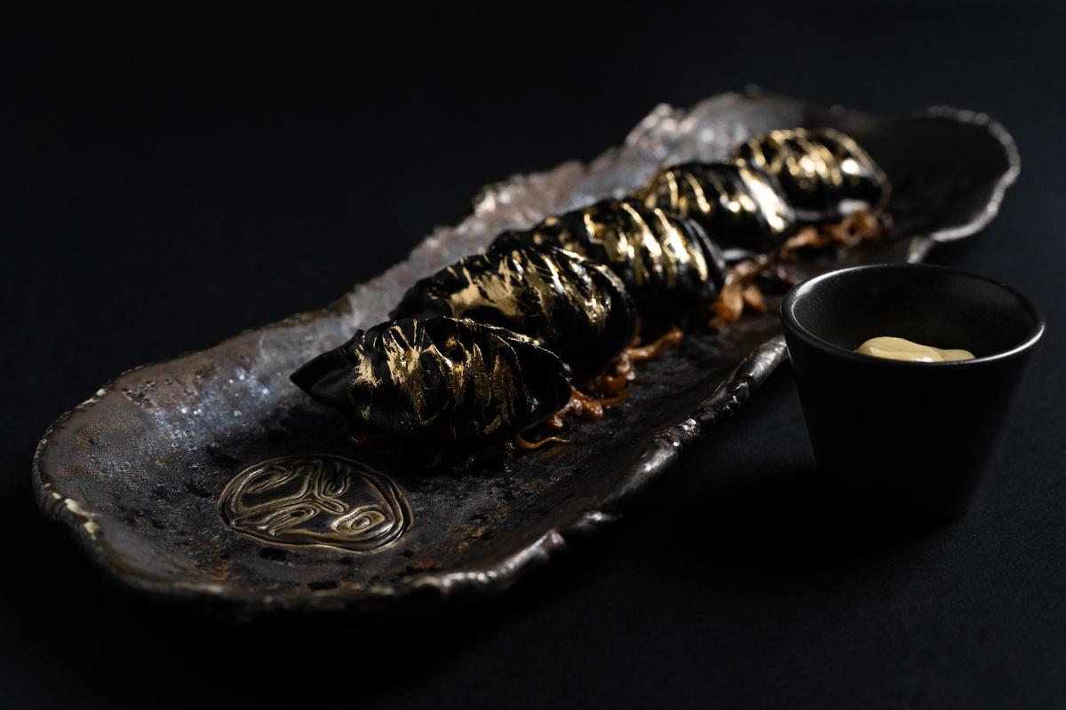 Гензай из оленины с жареными вешенками и майонезом с травами в Ruma