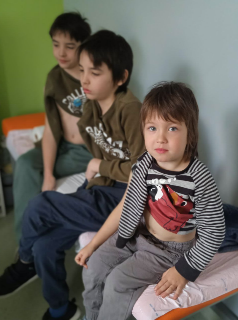 Три богатыря в ожидании укола.