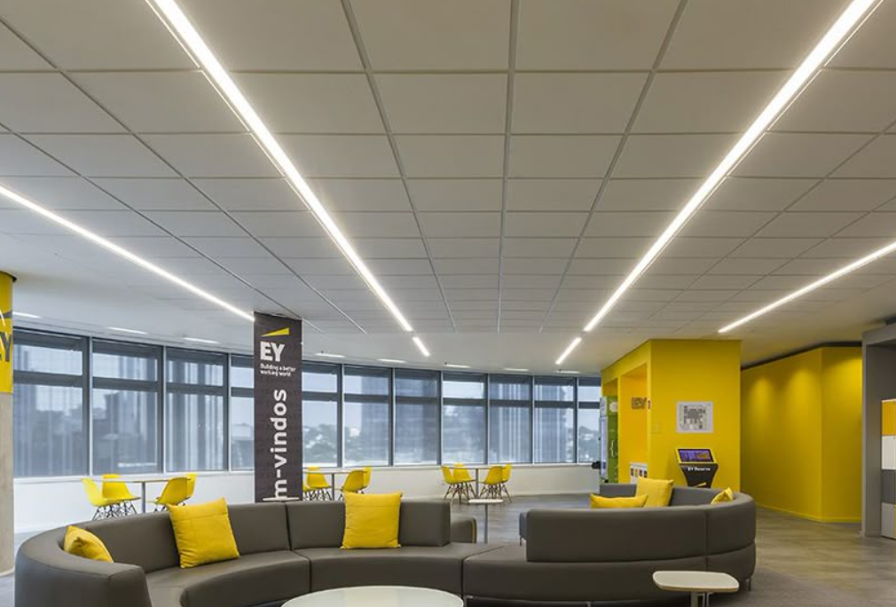 Потолок типа "Армстронг", панели с кромкой Тегулар - кромка-ступенька. 