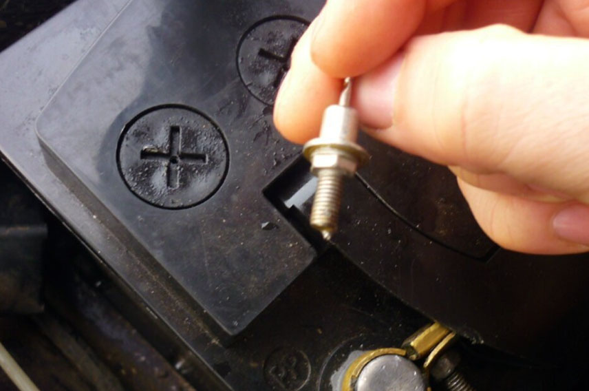 Обычный диод — и это всё, что нужно, чтобы увеличить напряжение генератора. Не ради эксперимента. А чтобы аккумулятор снова получал достаточно энергии даже на коротких поездках.