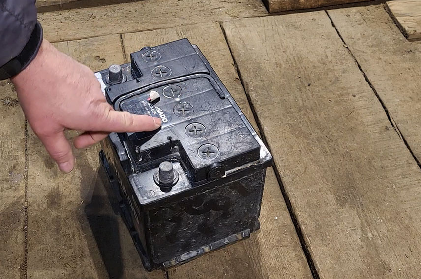 Аккумулятор, чей ресурс уже на исходе. Зима только начинается, а он садится за ночь. Но я попробую ему помочь — не заменой, а простым способом, который вернёт ему заряд.