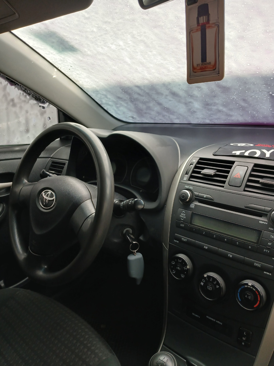 Заезжали помыть перед его отъездом, чтоб в гараже чистенькая стояла.