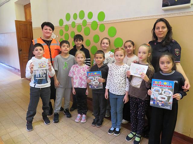 Без капюшона и наушников. Ребятам из пришкольного лагеря напомнили о безопасности