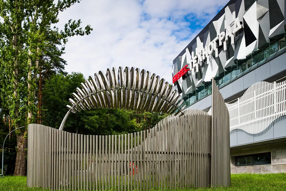 Источник фото: https://vdnh.ru/places/kineticheskaya-skulptura-armadillo/