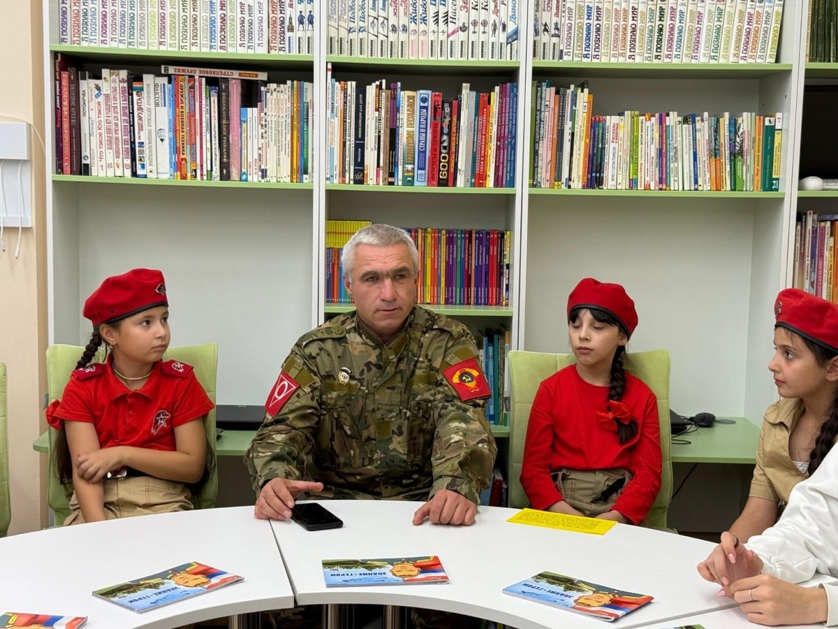    В одной из школ Радужного открыли библиотечку Героя