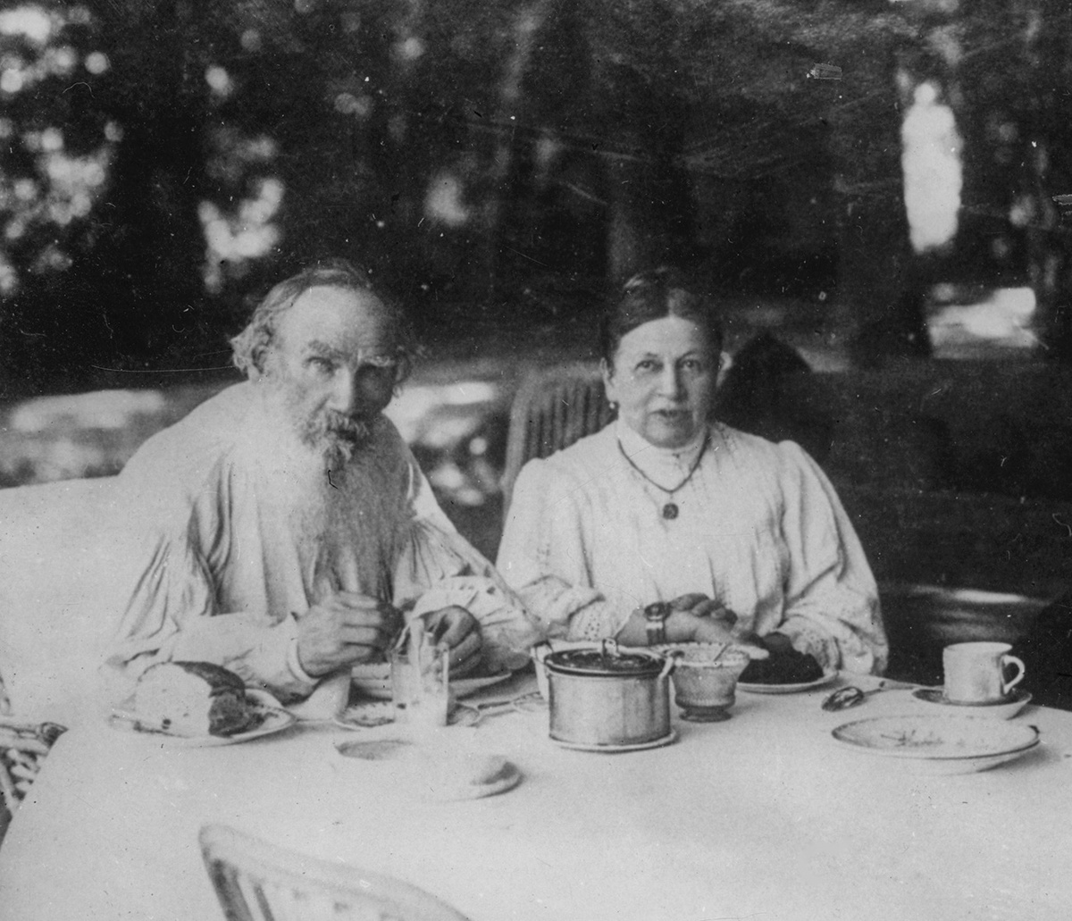 Лев Толстой с женой Софьей Андреевной (С) Legion Media