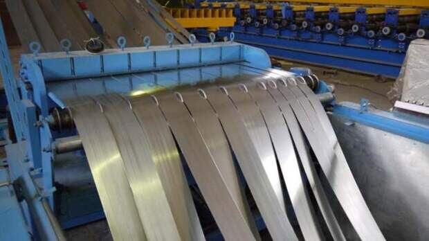 Продольная резка рулона на штрипсы. Источник изображения https://strana-rf.mirtesen.ru/blog/43125130438/Prezident-RF-stavit-zadachi-v-sfere-promyishlennosti-dlya-ryivka?utm_referrer=mirtesen.ru