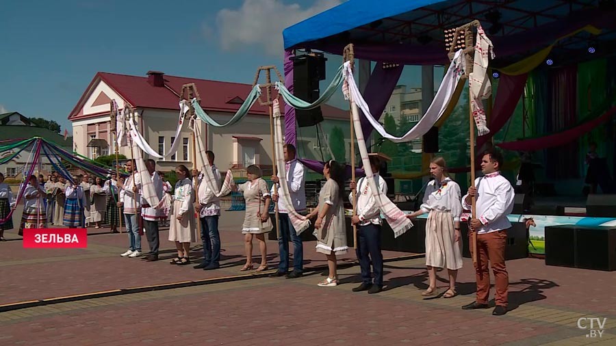 На Анненском кирмаше.