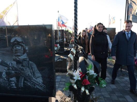    Юрий Слюсарь на Аллее Героев в Азове // фото: Telegram-канал Юрия Слюсаря