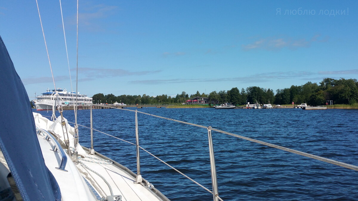 Подходим к пристани. Я не знал, что на Кижи  приходят большие теплоходы