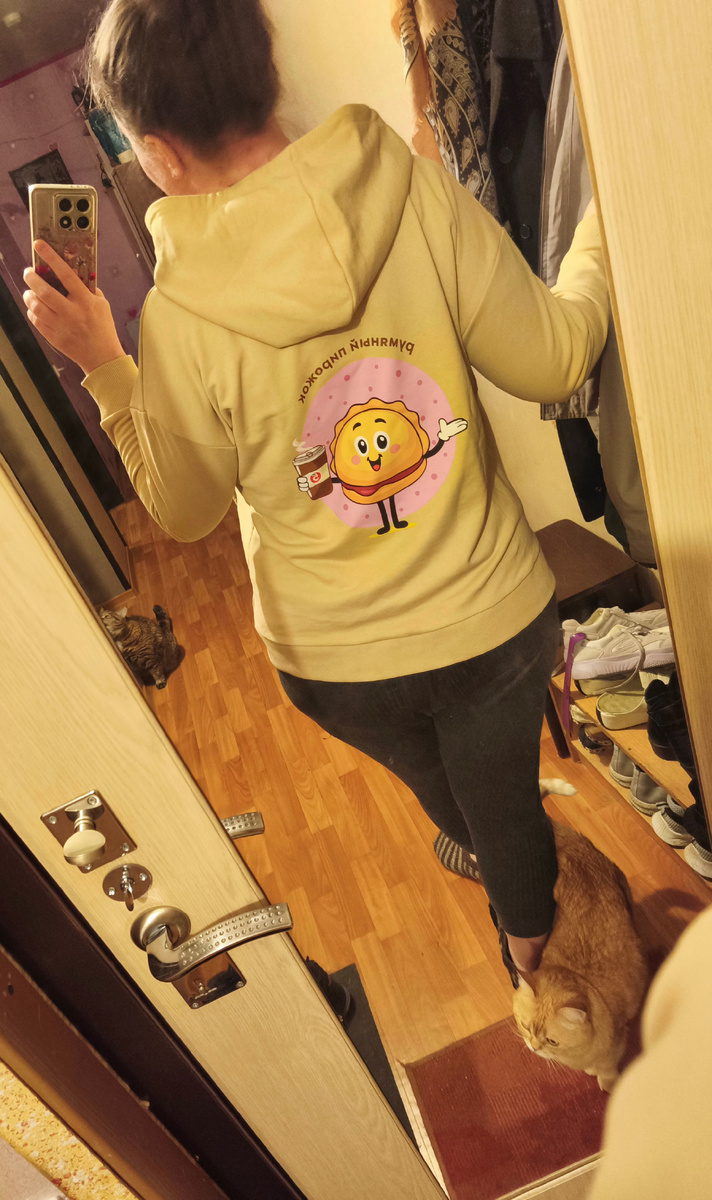 Оля И. в подарочном худи, Фуфочка как обычно стережёт ноги, чтобы не украли, границу охраняет Серунька)