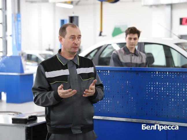 Заведующий мастерской по ремонту и обслуживанию легковых автомобилей Евгений Брусенский / Фото: Валерия Шатько