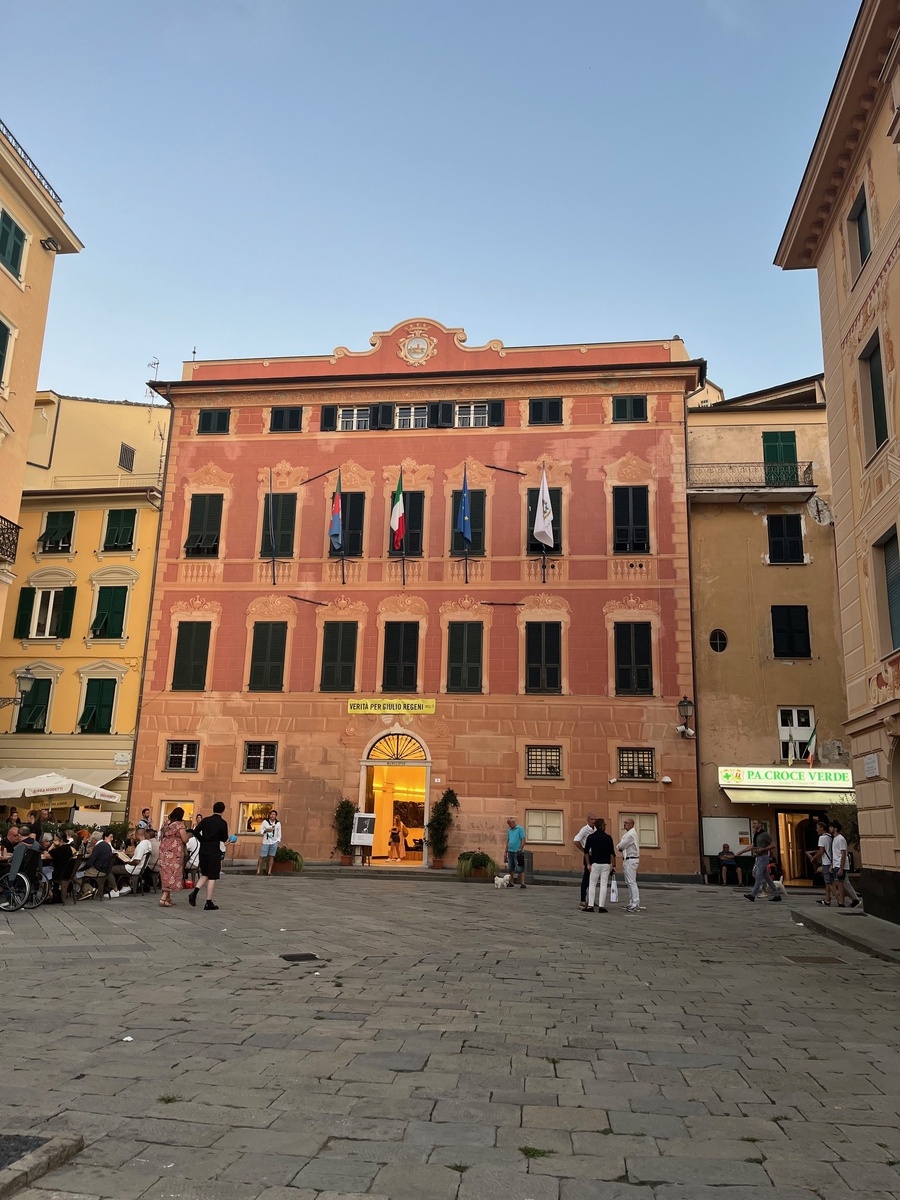 Местная мэрия, с небольшой галереей на первом этаже. 