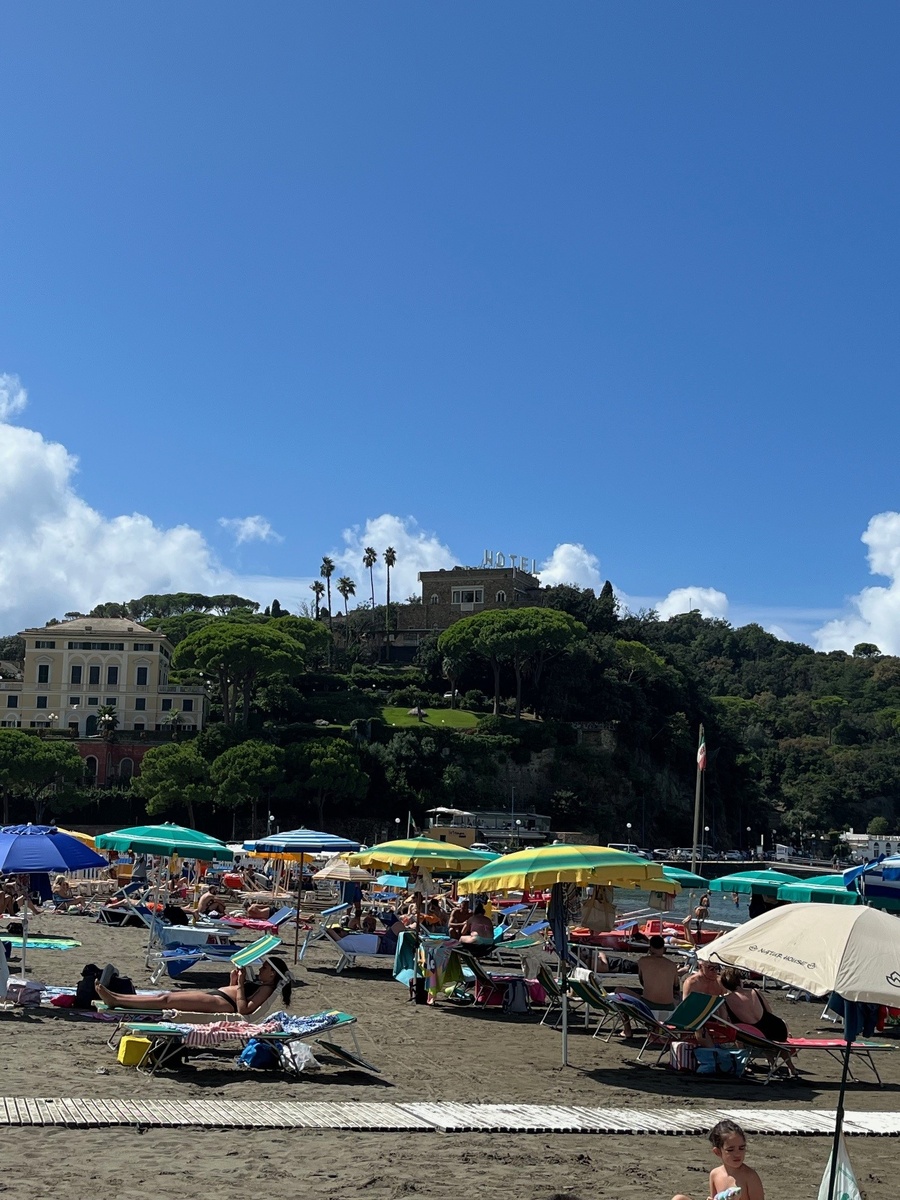Самый большой пляж в Сестри. На холме - один из самых лучших отелей в городе. 