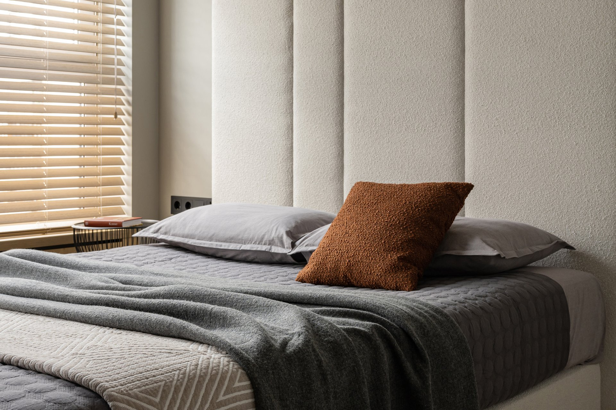 На фото: интерьер спальни в квартире  60 кв.м, ЖК «Проспект Мира». Рум-тур, героиня и дизайнер: Ольга Люст; стилист: Екатерина Чуганова; фотограф: Наталья Горбунова