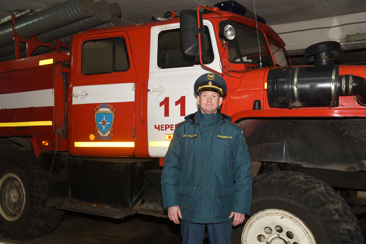 Зам. начальника службы пожаротушения 2-го  пожарно-спасательного отряда ФПС ГПС ГУ МЧС России по Вологодской области  Николай Журавлев в 2016 году попал на службу в Череповец по распределению. Фото: Татьяна Ивашова