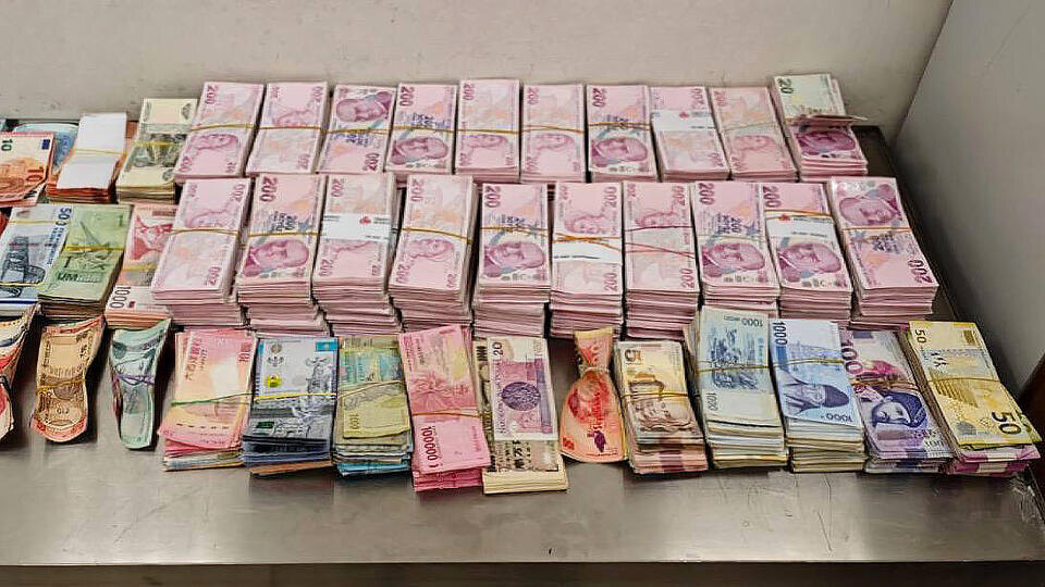     Таможенники поймали контрабандиста, пытавшегося ввезти 8,7 млн рублей в Россию t.me/ФТС России | ProТаможню