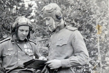 Командир эскадрильи старший лейтенант Оловянников со своим стрелком Гапоновым. Вместе они сделали около 150 боевых вылетов.