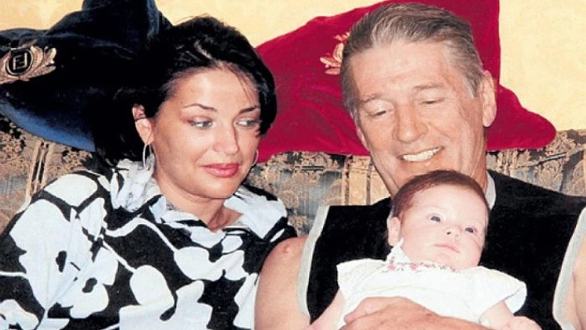    Александр Абдулов с Юлией Мешиной и дочерью.