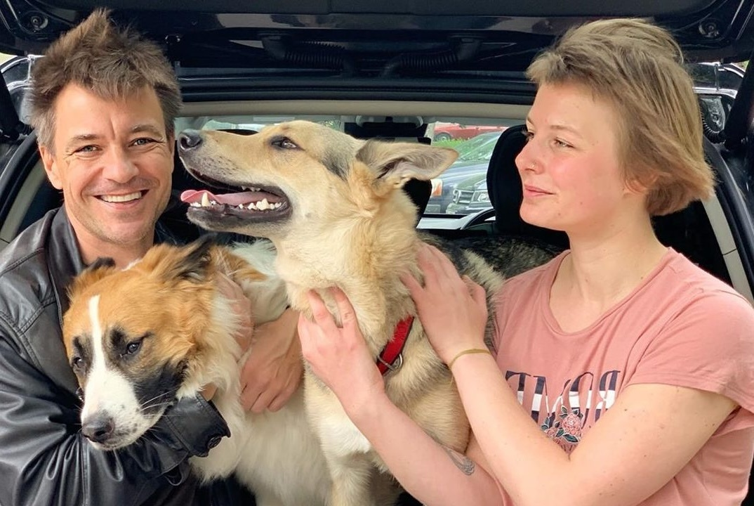 с дочкой и собаками